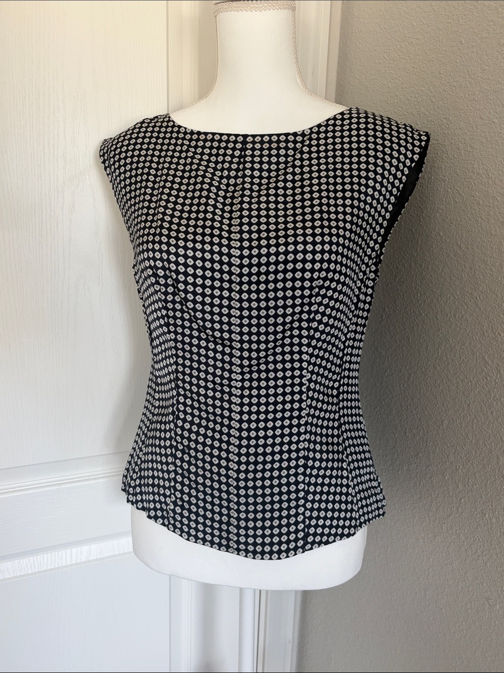 Banana Republic Women's Black and White Patterned Sleeve Top with side zipper